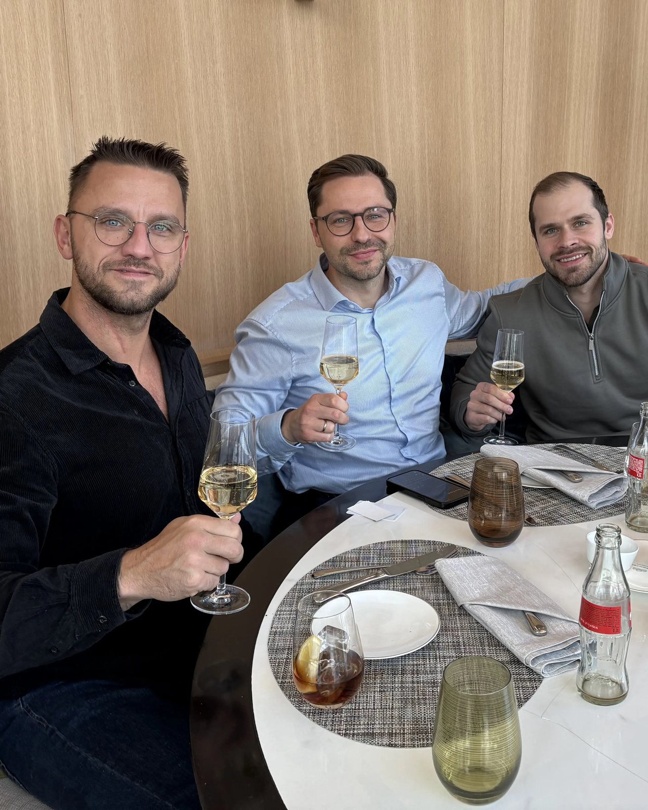 Drei Teammitglieder stoßen an