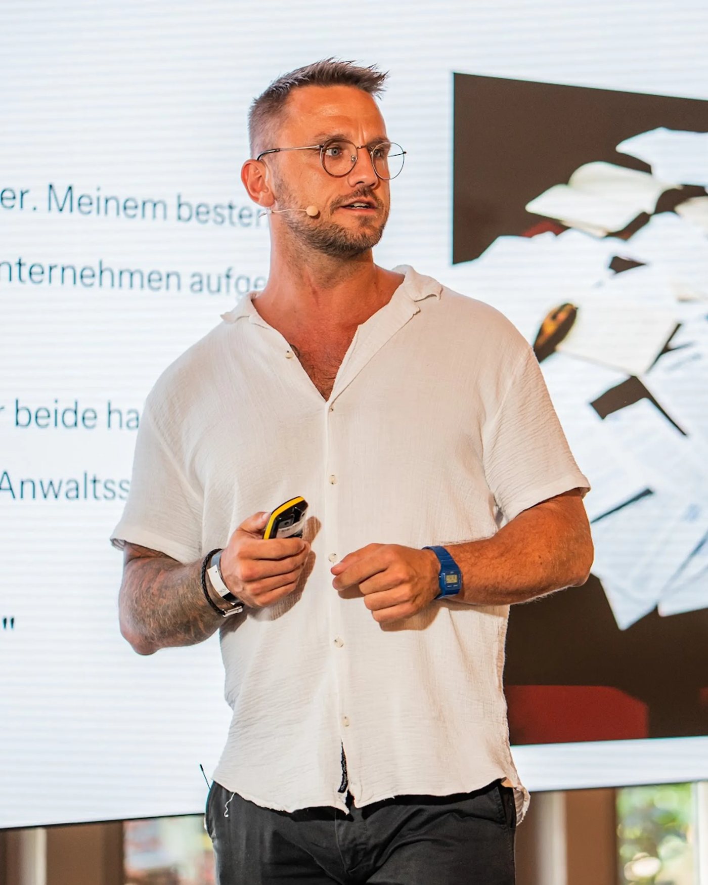 Mitch auf der Bühne vor der Präsentation