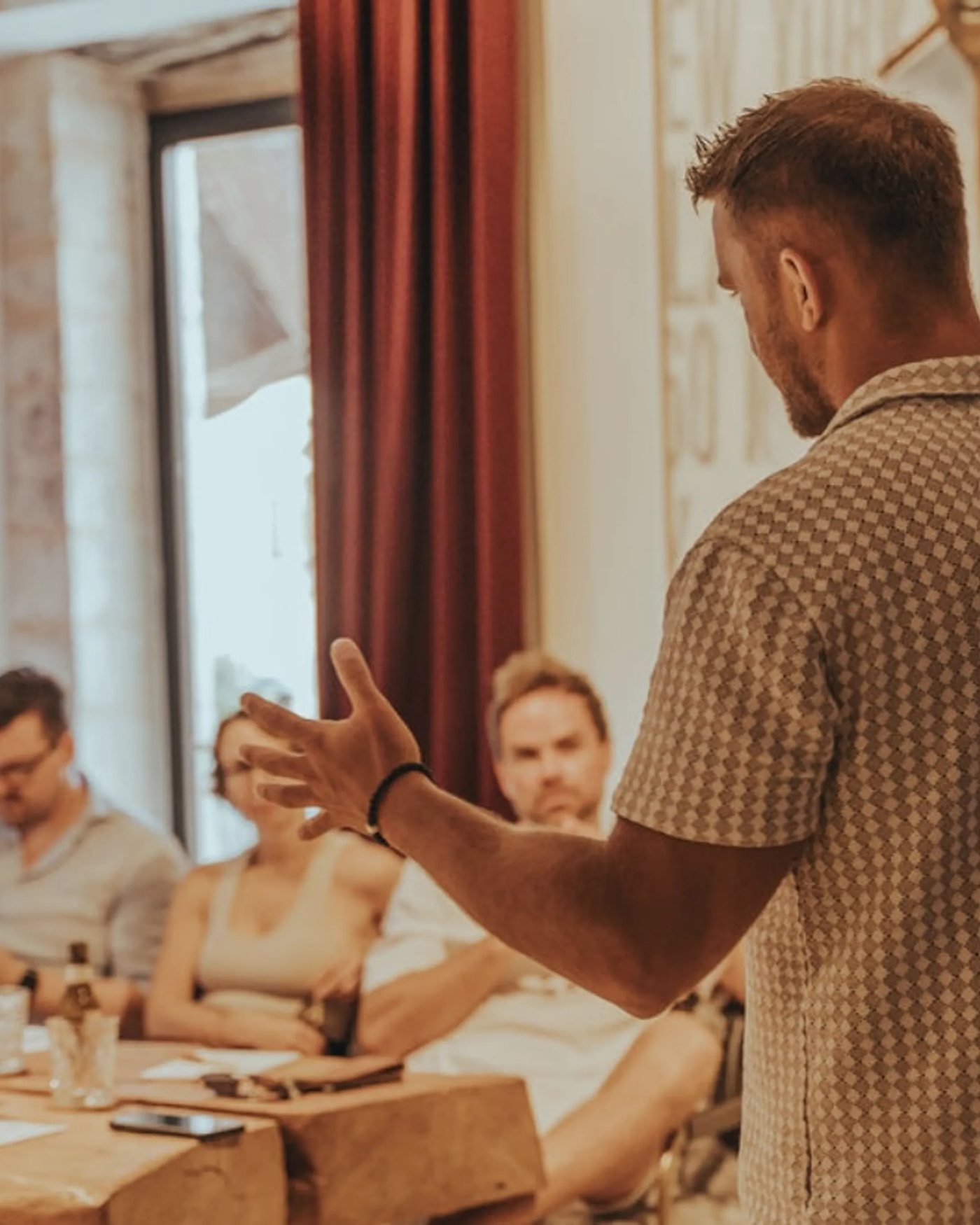 Workshop: Mitch erklärt vor der Gruppe