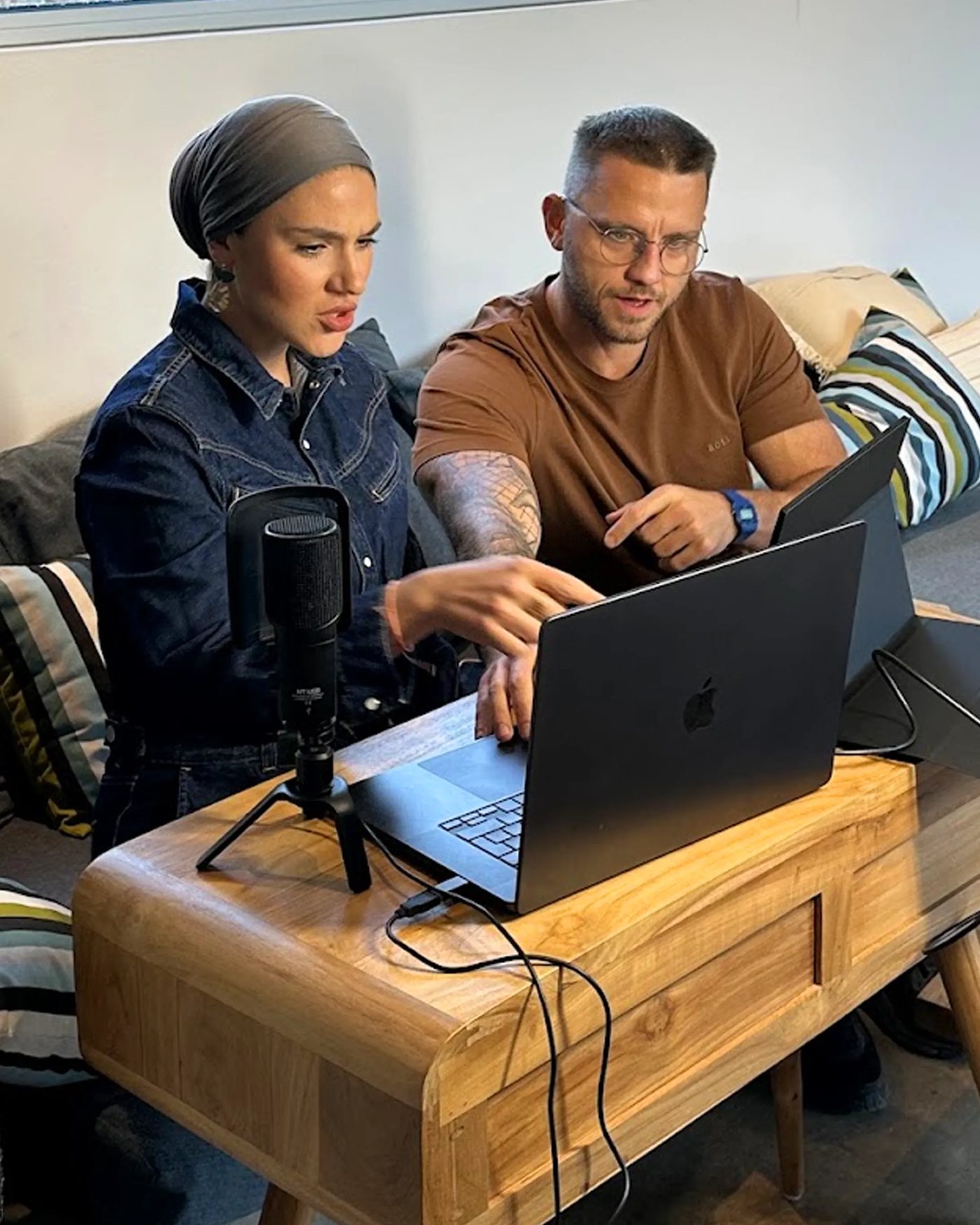 Arbeit am Laptop im Studio